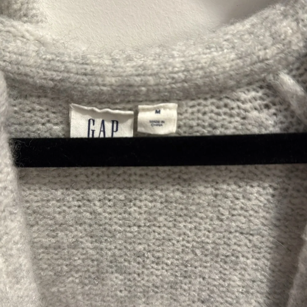 Gap super soft long grey sweater with hood M but fits like a large - Picture 3 of 8
